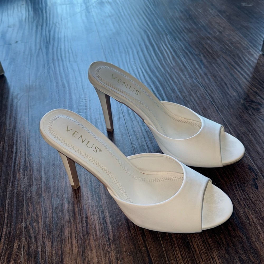 LIKE BRAND NEW white bridal heel size 8